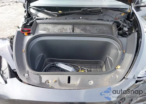 2025 Tesla Model Y Long Range Dual Motor All-Wheel Drive z USA, uszkodzony, nr VIN 7SAYGAEE2SF218134